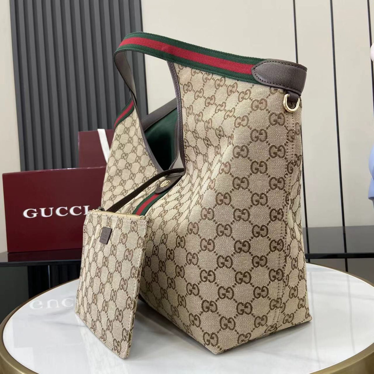 this top-of-the-line original single-piece bag with original leather and full packaging is the latest addition to the Giglio series, showcased at the 2026 early spring fashion show in Florence. It pays tribute to the brand's Italian roots