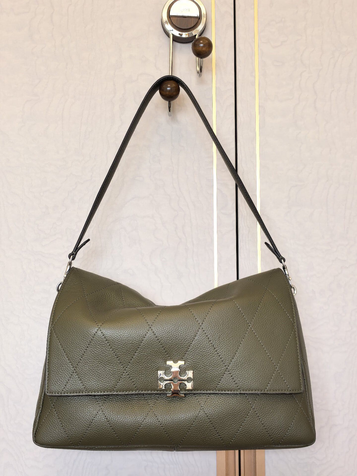 Title: 1520 Large TORY BURCH | Black Gold Charlie Quilted Shoulder Collection Black Gold Charlie Bag Selection Guide Here Comes the Large Super Capacity, Commuter Stopper, Short Apprentice, OK, Medium Size, Suitable for Daily Streetwear, Super Atmosphere