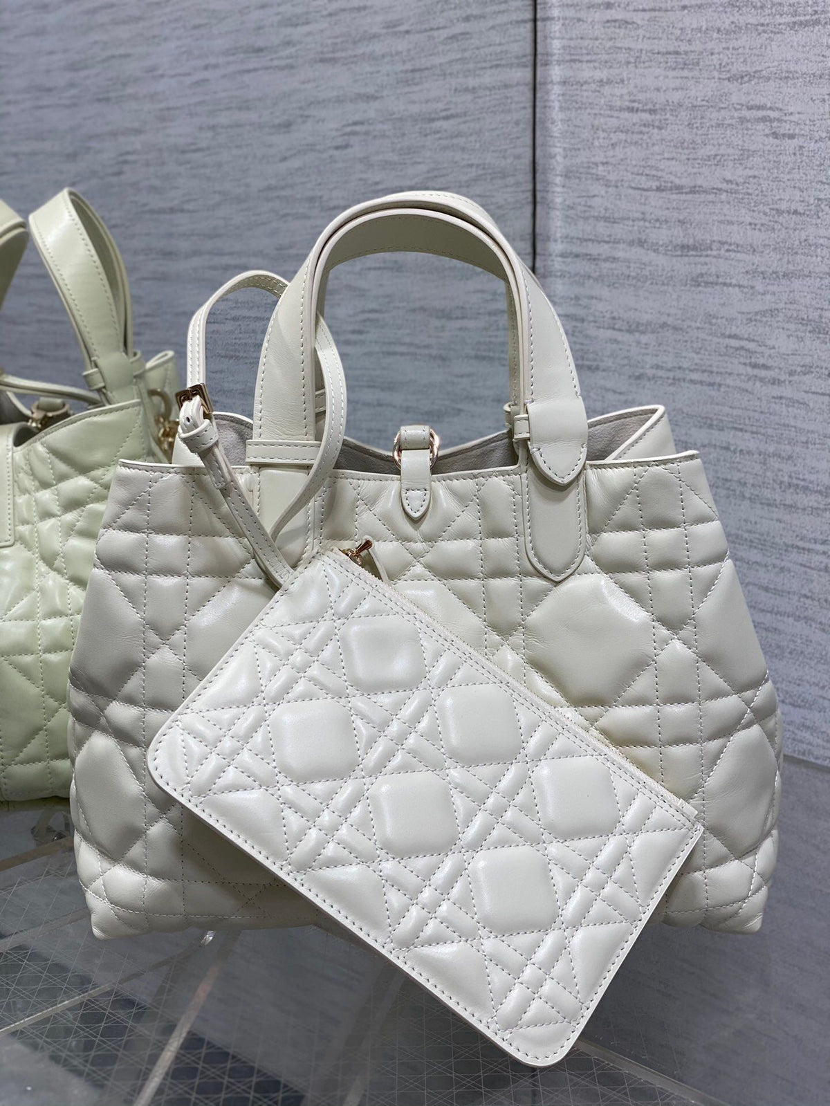 Medium white ready to go with Toujours for travel. Oversized rhombus design with classic letter accessories. Full of modern fashion. The structure of the bag is very soft. The calfskin material is full of high-end feel. The unique buckle can be folded