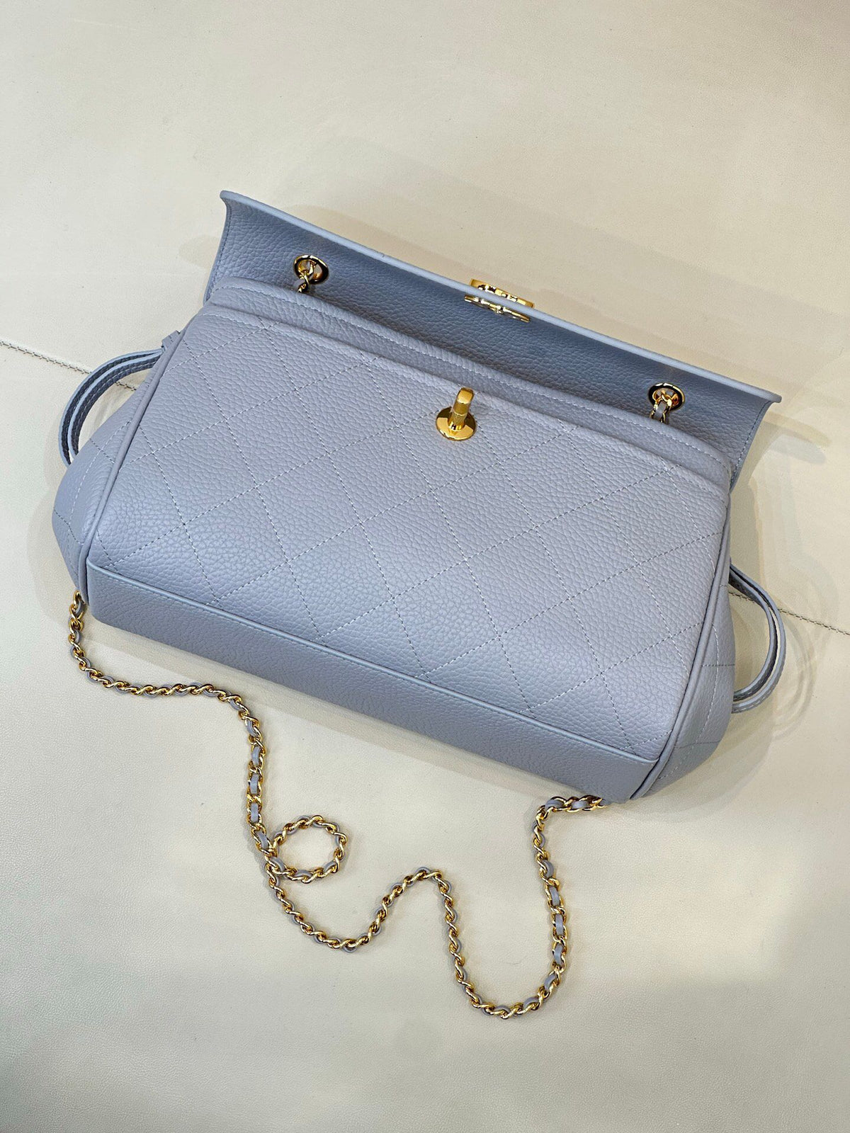 Gray blue, low saturation gray haze blue, cool and high-end, avoid the bad streets, black and white, low-key and niche, show temperament on the upper body, highly recognizable for commuting