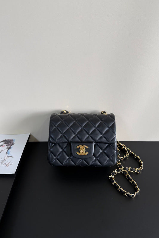 Black gold buckle Classic Flap classic Cf square fat return is exquisite and durable. It is a timeless style that can be matched with anything.