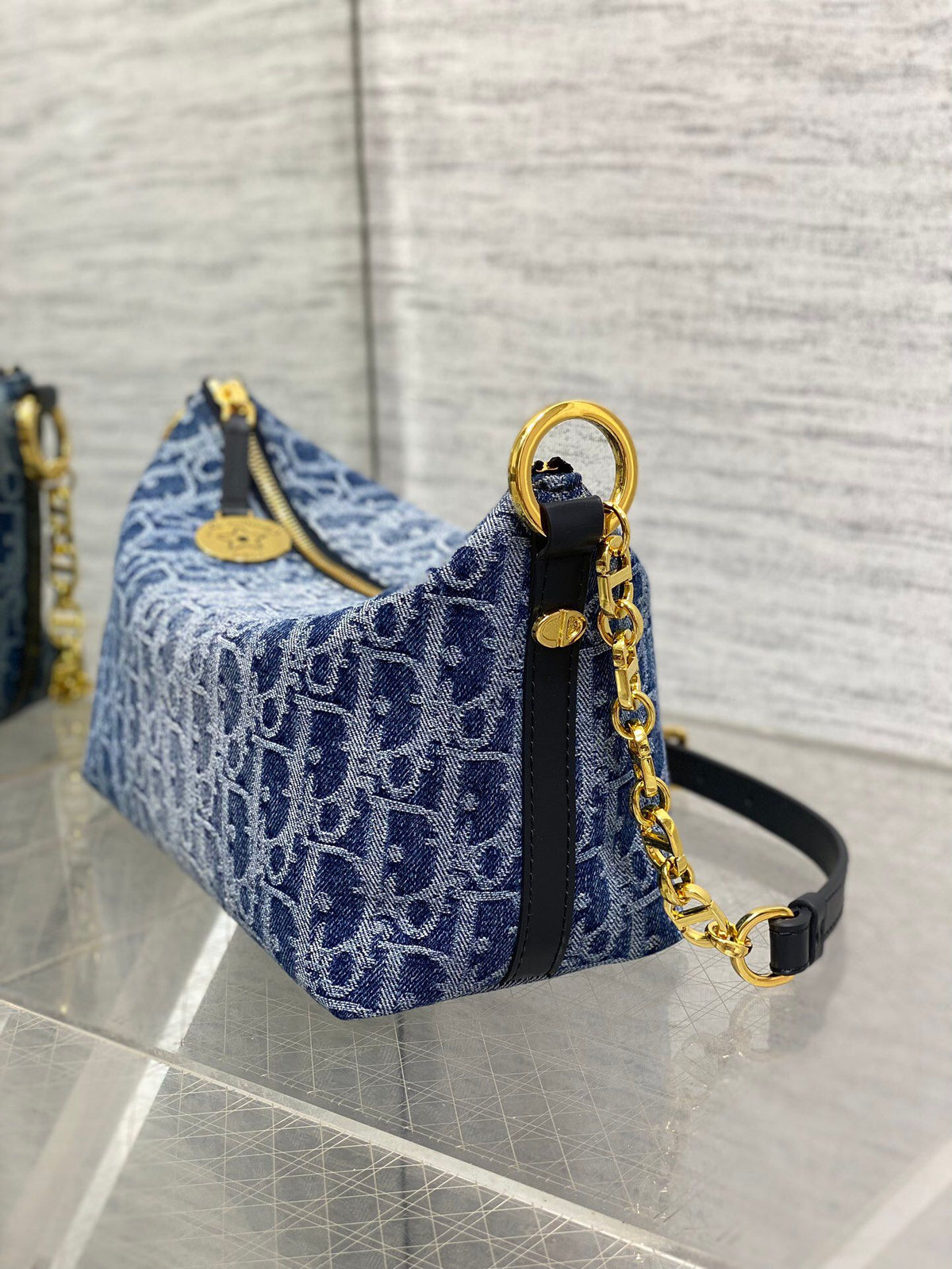 The Hobostar denim series has been planted on this bag. It reinterprets the classic letter pattern with an irregular stonewash effect, giving the bag a new style. The gradient effect is unique and handsome. The fashionable charm shown by the denim print