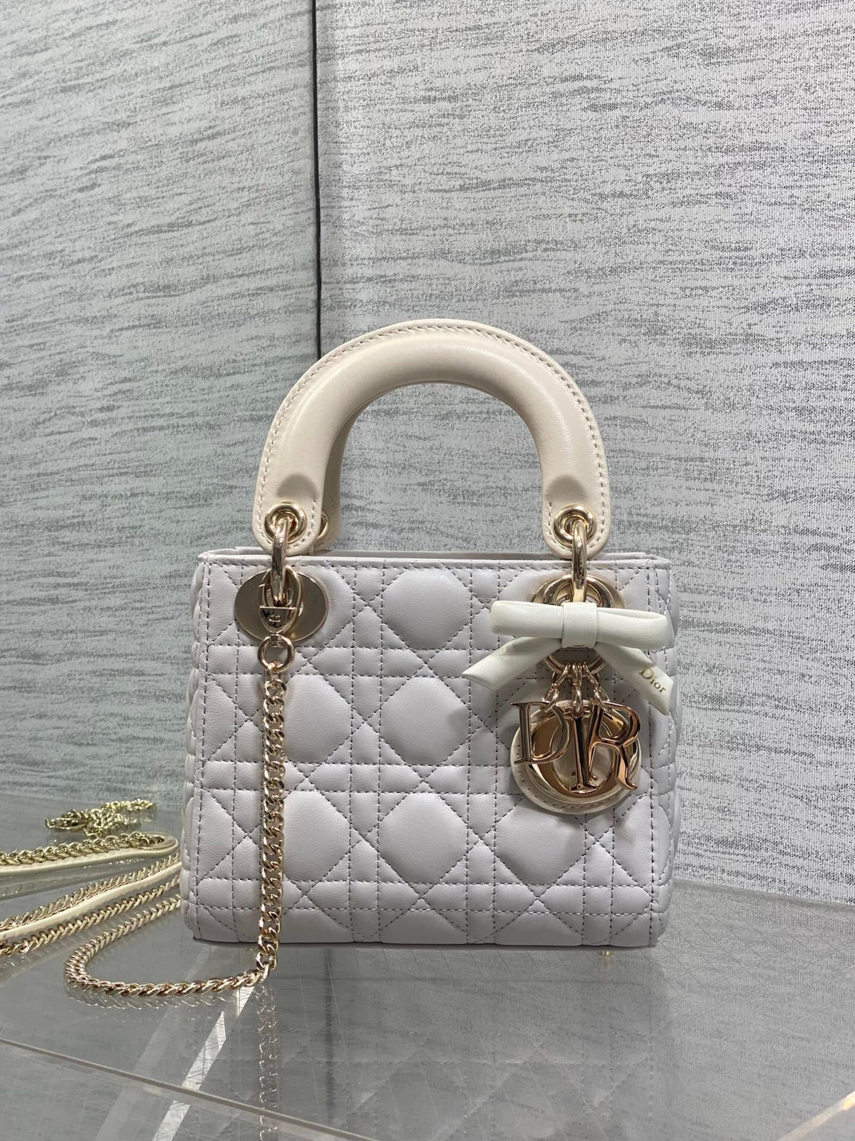 Classic Lady's latest bow-tie Princess Diana bag. A must-have three-compartment bag for everyone. Charming, elegant and full of aura. It is also full of femininity when carried cross-body. Classic fashion style. This beautiful bag is available on Instagra