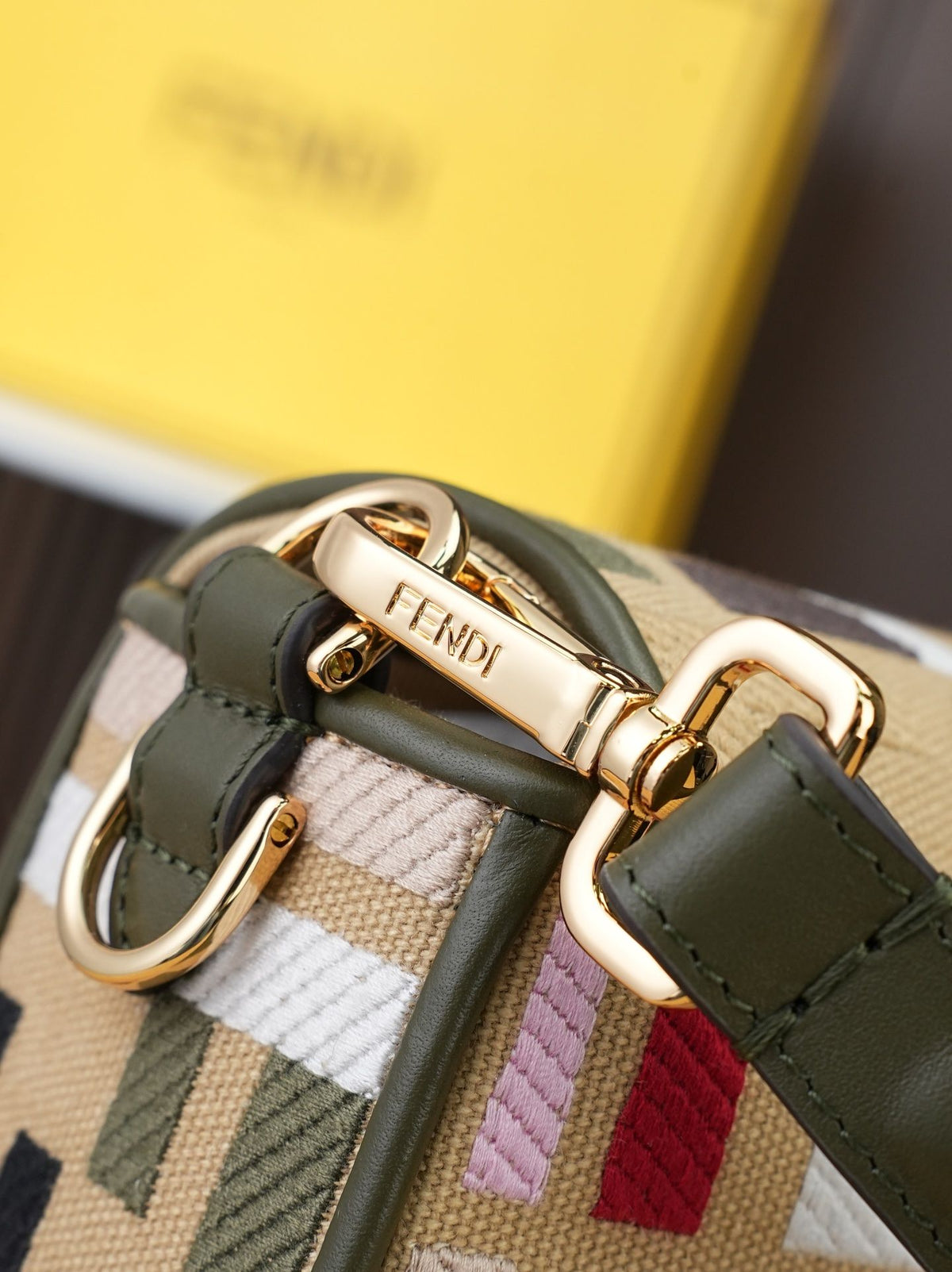 Model 18004, size 266.5 x 13.5 cm, top-grade original FENDI, popular classic Baguette. The raw material is made of high-quality canvas craftsmanship. The entire bag features double FF three-dimensional embroidery with an unparalleled texture. It comes