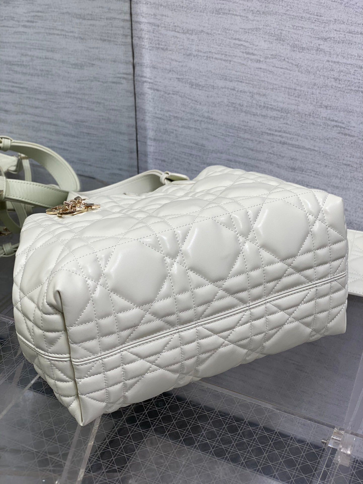 Medium white ready to go with Toujours for travel. Oversized rhombus design with classic letter accessories. Full of modern fashion. The structure of the bag is very soft. The calfskin material is full of high-end feel. The unique buckle can be folded