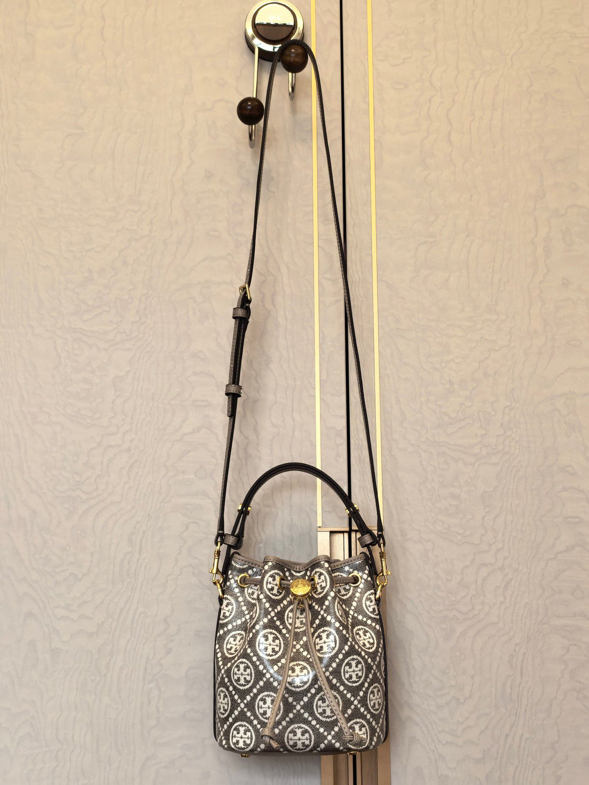 Number 1616, promise me that you must choose this color. Promise me that you must choose this charcoal gray TORY BURCH. It is low-key yet high-end, and can handle any style. The classic TMonogram jacquard pattern is really recognizable, matched with delic
