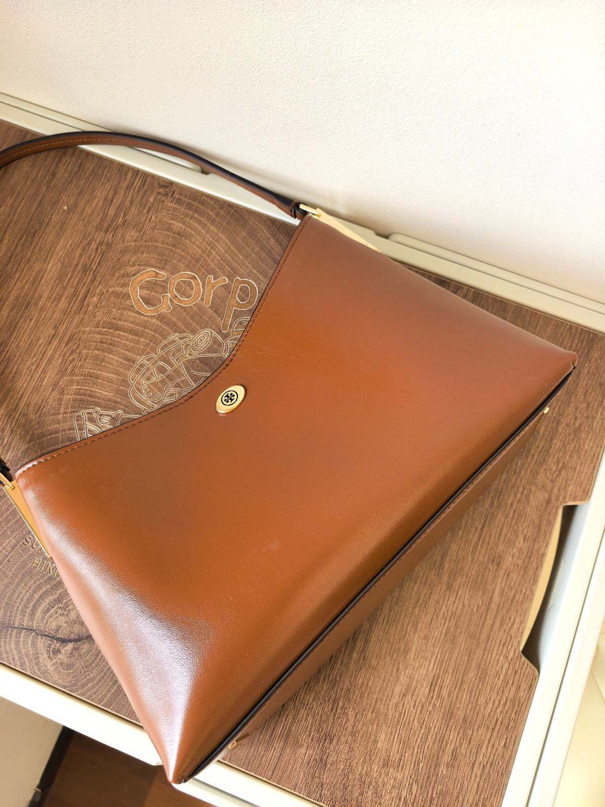 Number: TORY BURCH SMART ROBINSON SHOULDER BAG. The new model is made of oil and wax cowhide, with a smooth and textured surface for daily maintenance. It is super convenient and simple in style. The metal logo is low-key and has a sense of detail. The
