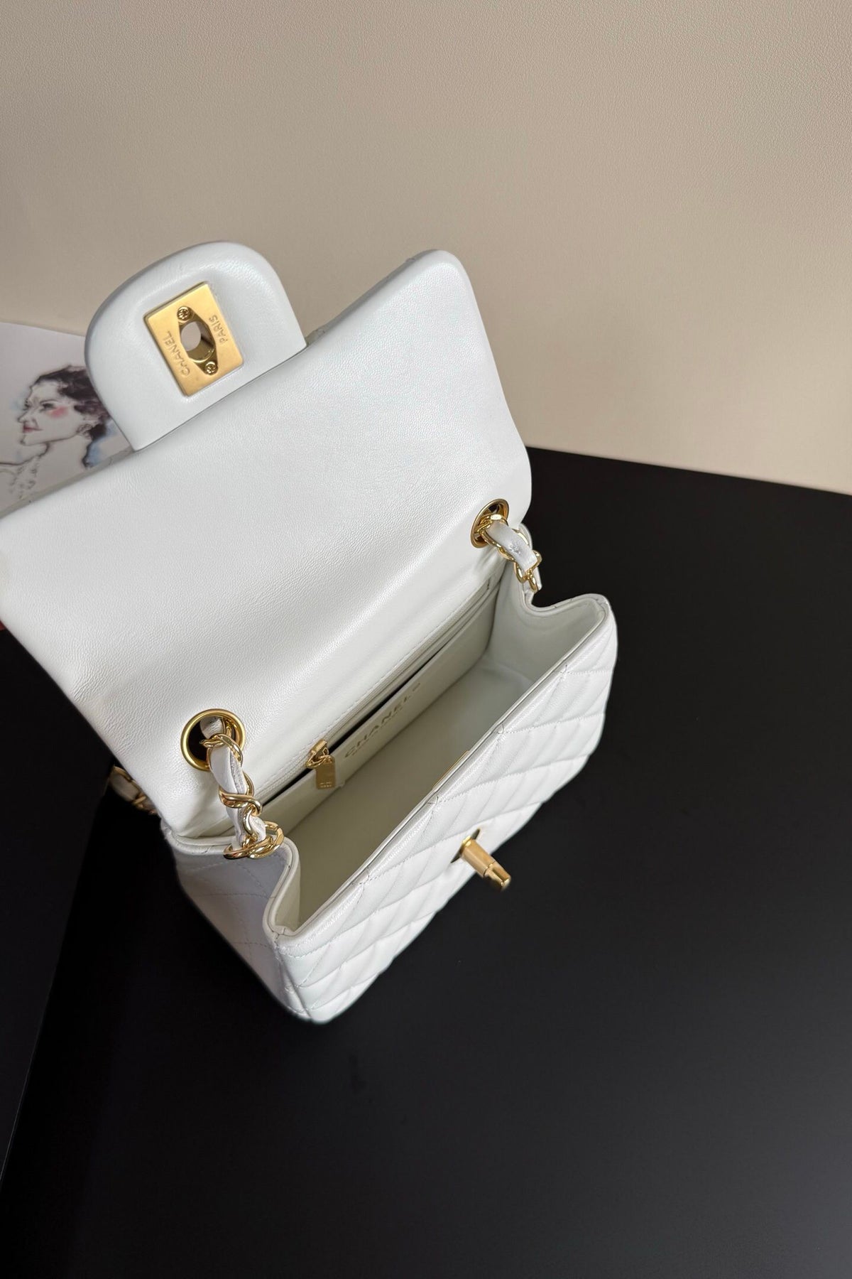 Pure white Classic Flap classic Cf square fat return is exquisite and durable. It is a timeless style that can be matched with anything.