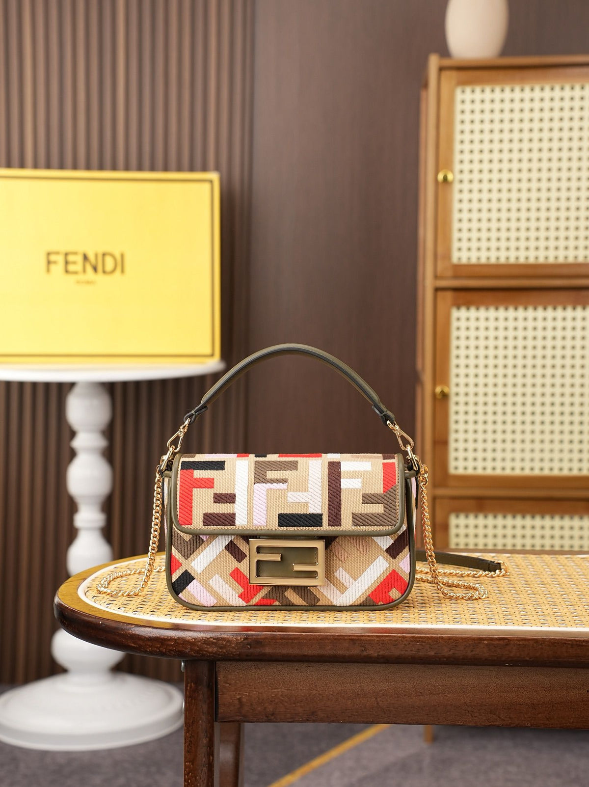 Model 6004, small size 20cm, FENDI's popular classic Baguette, crafted from high-quality canvas with advanced techniques. The entire bag features double FF three-dimensional embroidery, boasting an unparalleled texture. It comes with a detachable shoulder