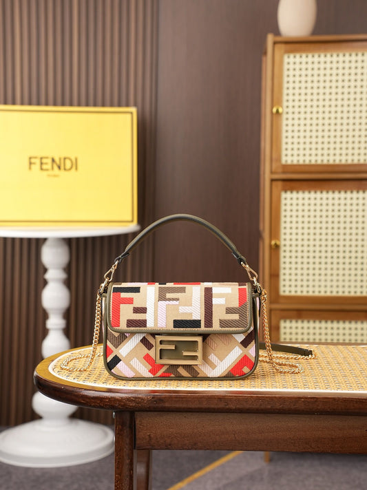 Model 6004, small size 20cm, FENDI's popular classic Baguette, crafted from high-quality canvas with advanced techniques. The entire bag features double FF three-dimensional embroidery, boasting an unparalleled texture. It comes with a detachable shoulder