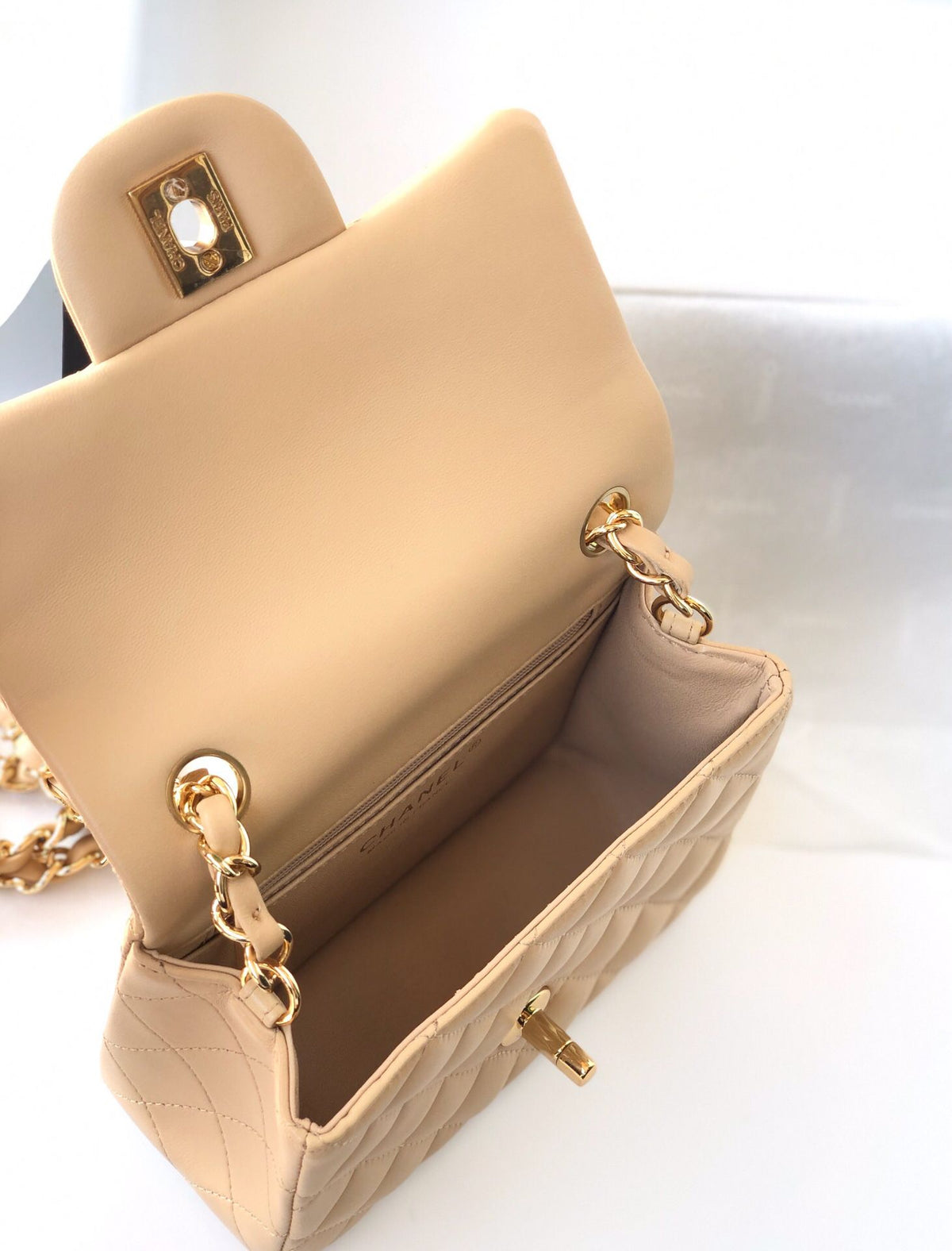 Fang Fatzi Mini 17cm CF has a very feminine elegance and inherits classics. It is listed as the historical sales champion and is an indispensable piece in every pink fan’s wardrobe. 17cm650 Sheepskin