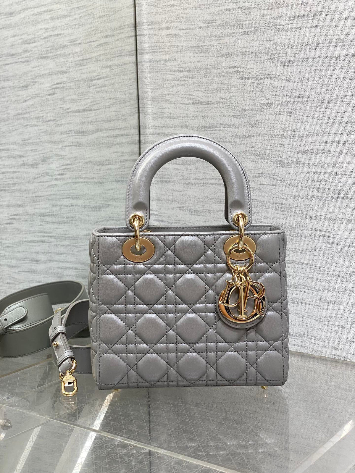 Pearlescent gray in stock Lady Diana's four-frame series, the latest color for spring and summer, fresh style, and the latest letter shoulder straps are extra points. 6 letters are delivered. Babies can choose the buttons they like as they like. No need
