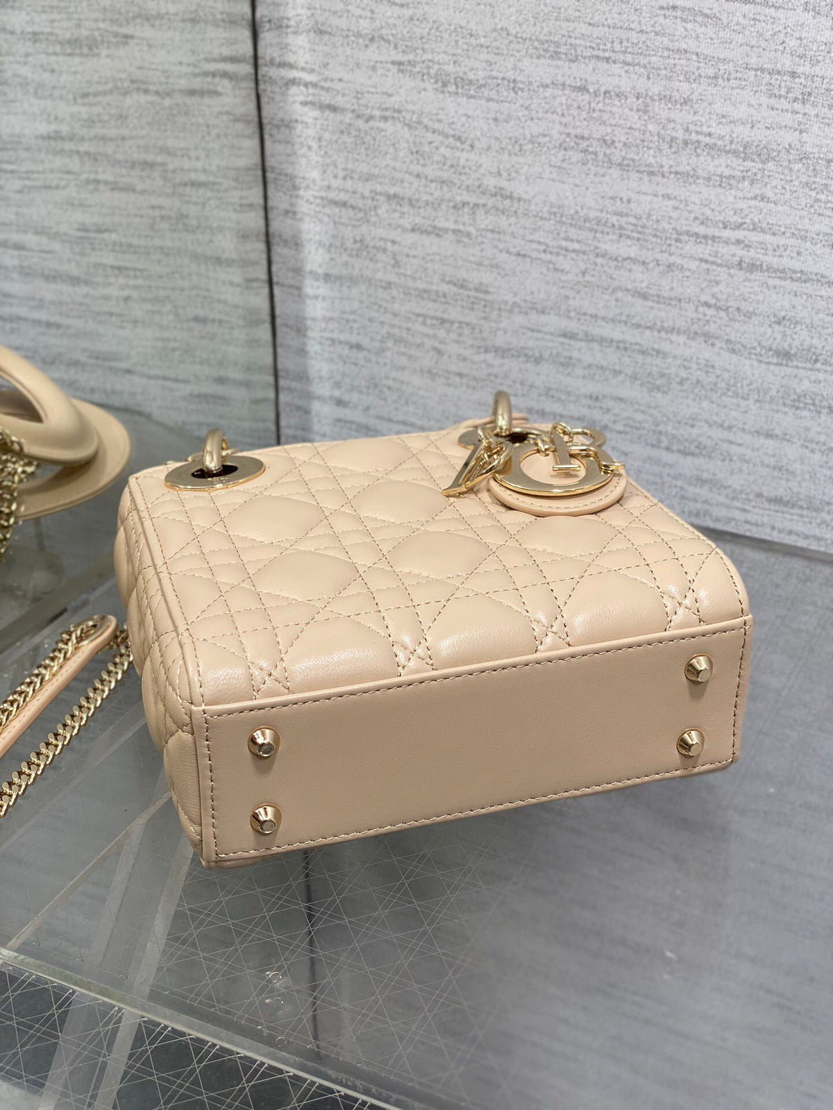 Ready in stock Classic Lady Bag, a must-have three-compartment bag for everyone. Charming, elegant and full of aura. It is also full of femininity when carried cross-body. Classic fashion style. This beautiful bag is available on Instagram and many fashio