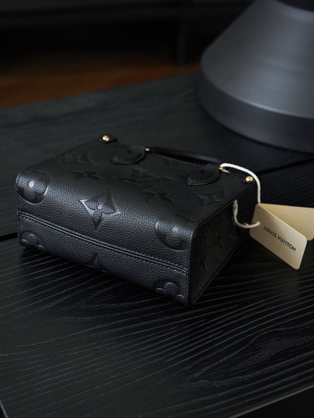 ONTHEGO BB handbag M46993 P1200, made of original calfskin, featuring all-steel vacuum plating and a variable code chip version