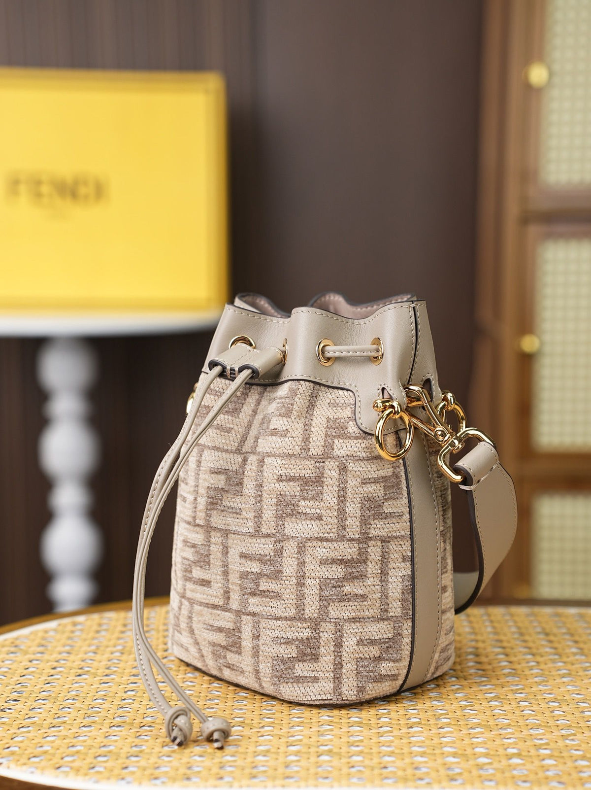 Model 96827 khaki size 181210 cm FENDI same model MON TR É SOR bucket bag decorated with pigeon gray iconic FF logo, both shoulder and handheld are super practical