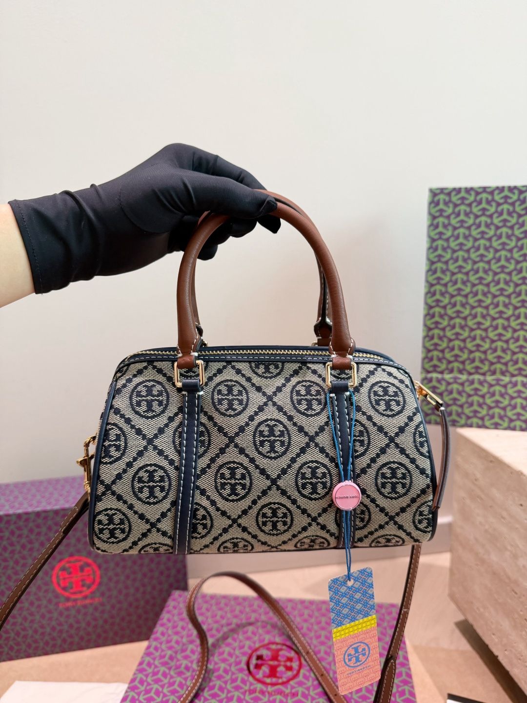 Folding gift box Tory Burch Tory Burch Tb, everyone's long-awaited Boston has finally arrived. It feels more like a small bowling bag and is also one of the hottest bag types this year. Compared with the old version, the contrasting color design is more
