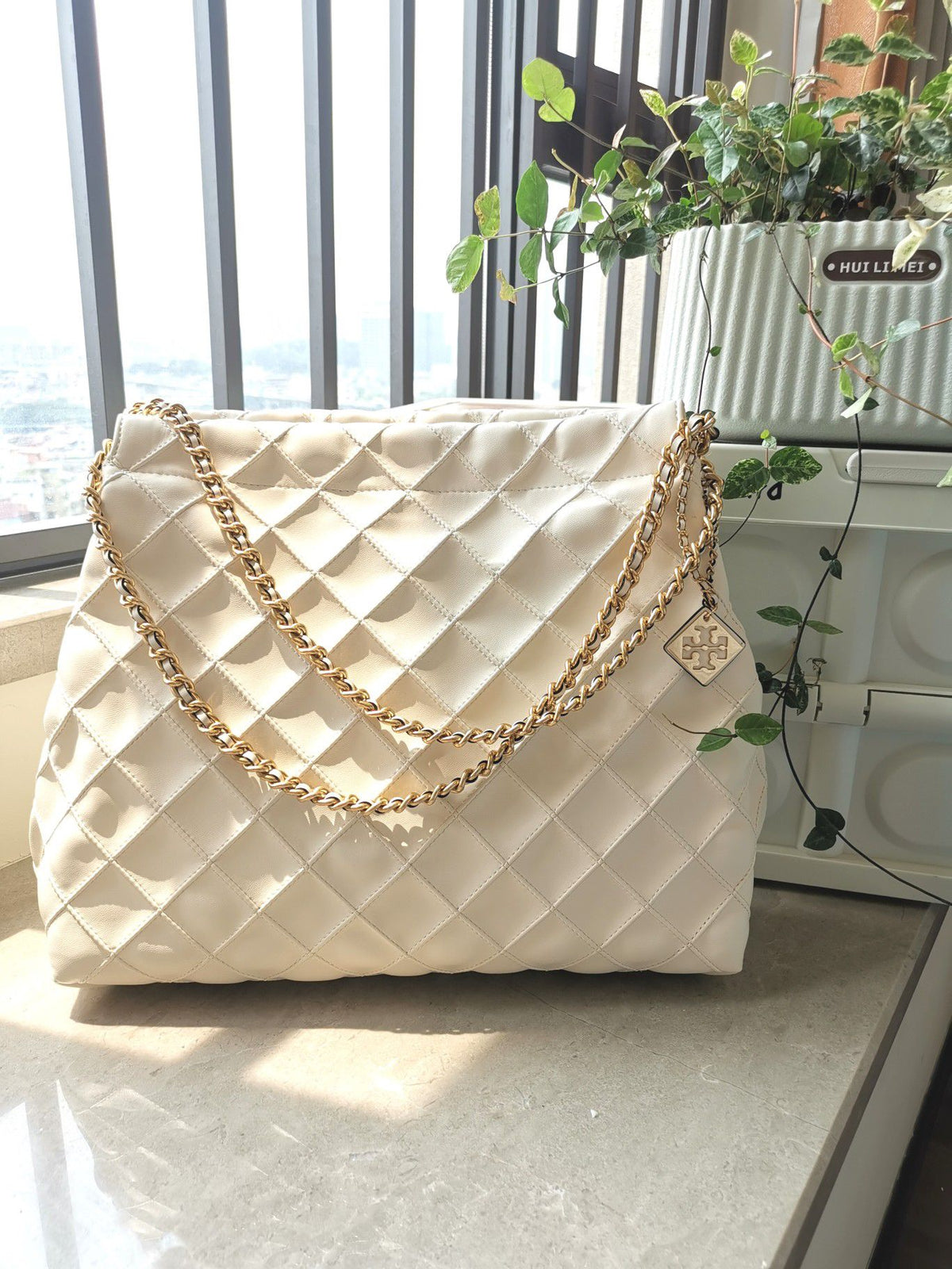 TORY BURCH shopping bag is carefully crafted with soft leather and infused with diamond shaped pleats for a soft and personalized look. The bag size is 363011