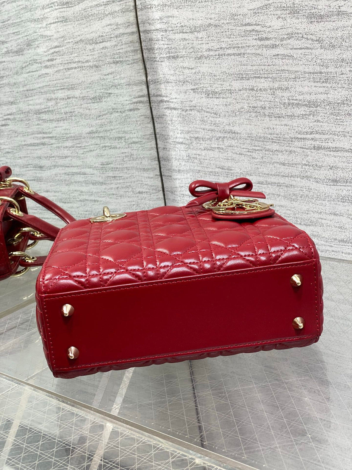 Cherry red ready-made Lady's latest four-lattice bow Diana bag. It is carefully made of lambskin. It is a must-have Princess Diana bag for everyone. It is charming, elegant and full of aura. It is also full of femininity when carried cross-body. Classic