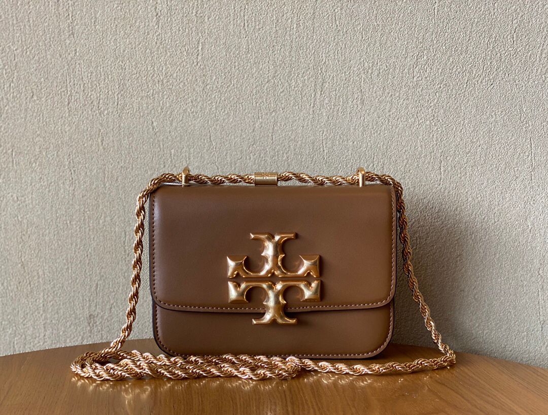 The apricot colored TORY BURCH ELEANOR SAMLL CONVERTIBLE SHOULDET BAG new tofu bag classic box bag is undoubtedly a good-looking and practical style with a stiff body