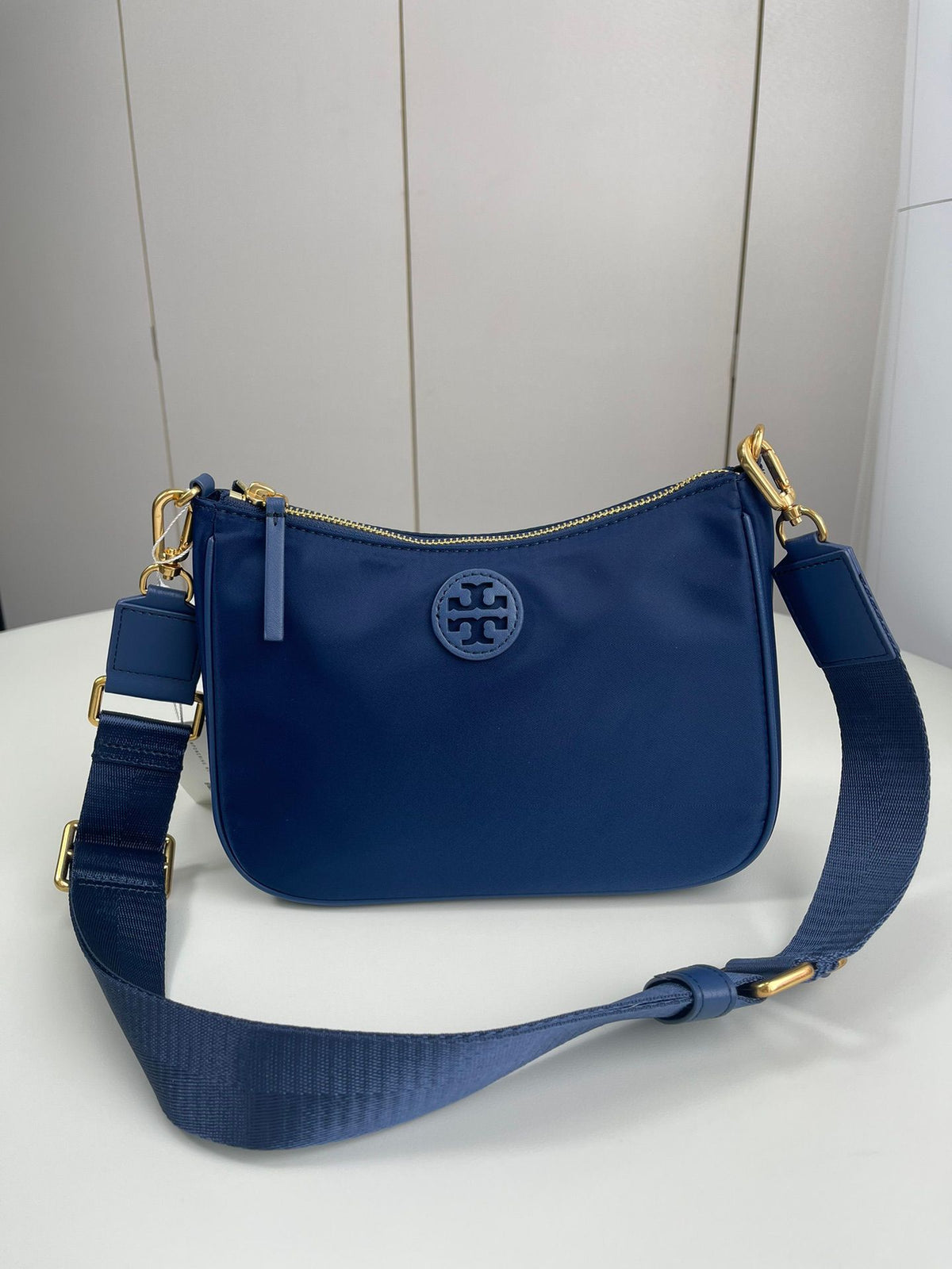 Number H042: New Torybunch Nylon Stray Bag, a super popular crossbody bag that looks perfect at a glance. The same Prada style TB new webminlhobo crossbody bag is made of waterproof nylon material, with a super lightweight body and wide shoulder straps