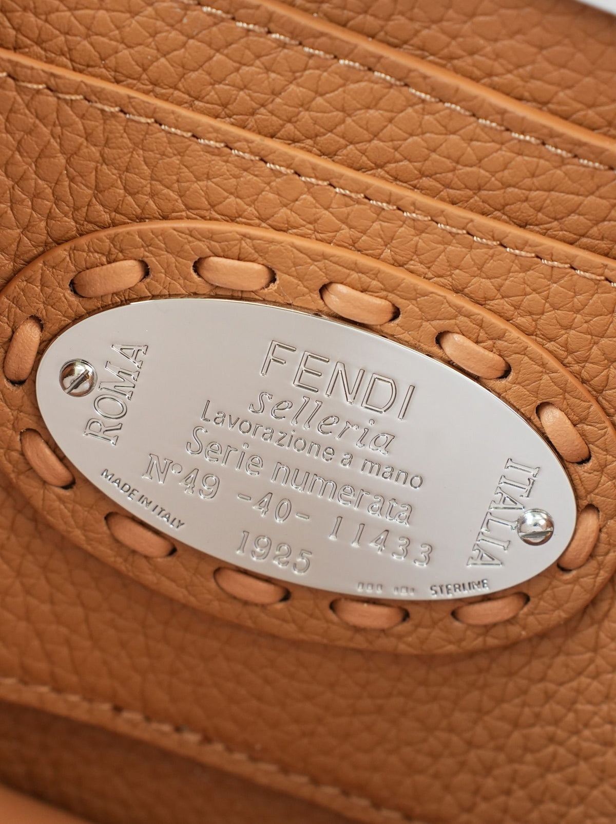 Model 15009 Honey Brown Size 20cm Details Honey Brown Hand sewn Peekaboo ISeeU Medium Handbag Litchi Pattern Calfskin Material with Classic Twisted Lock Soft Nappa Leather Lining on Both Sides Separated by Hard Separations with Buckle Internal Pocket