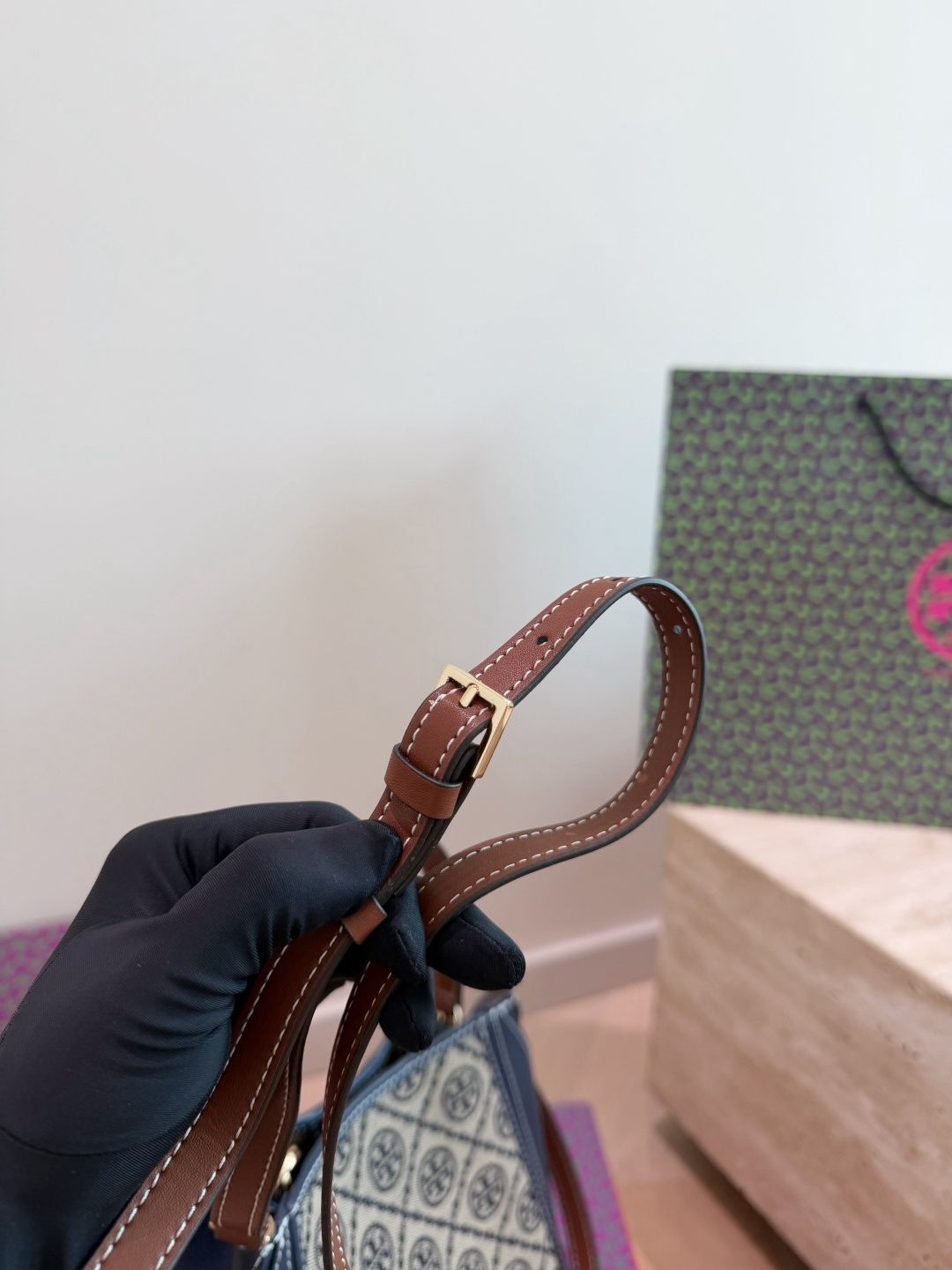Comes with TORYBURCH TB Bucket Bag Gift Box